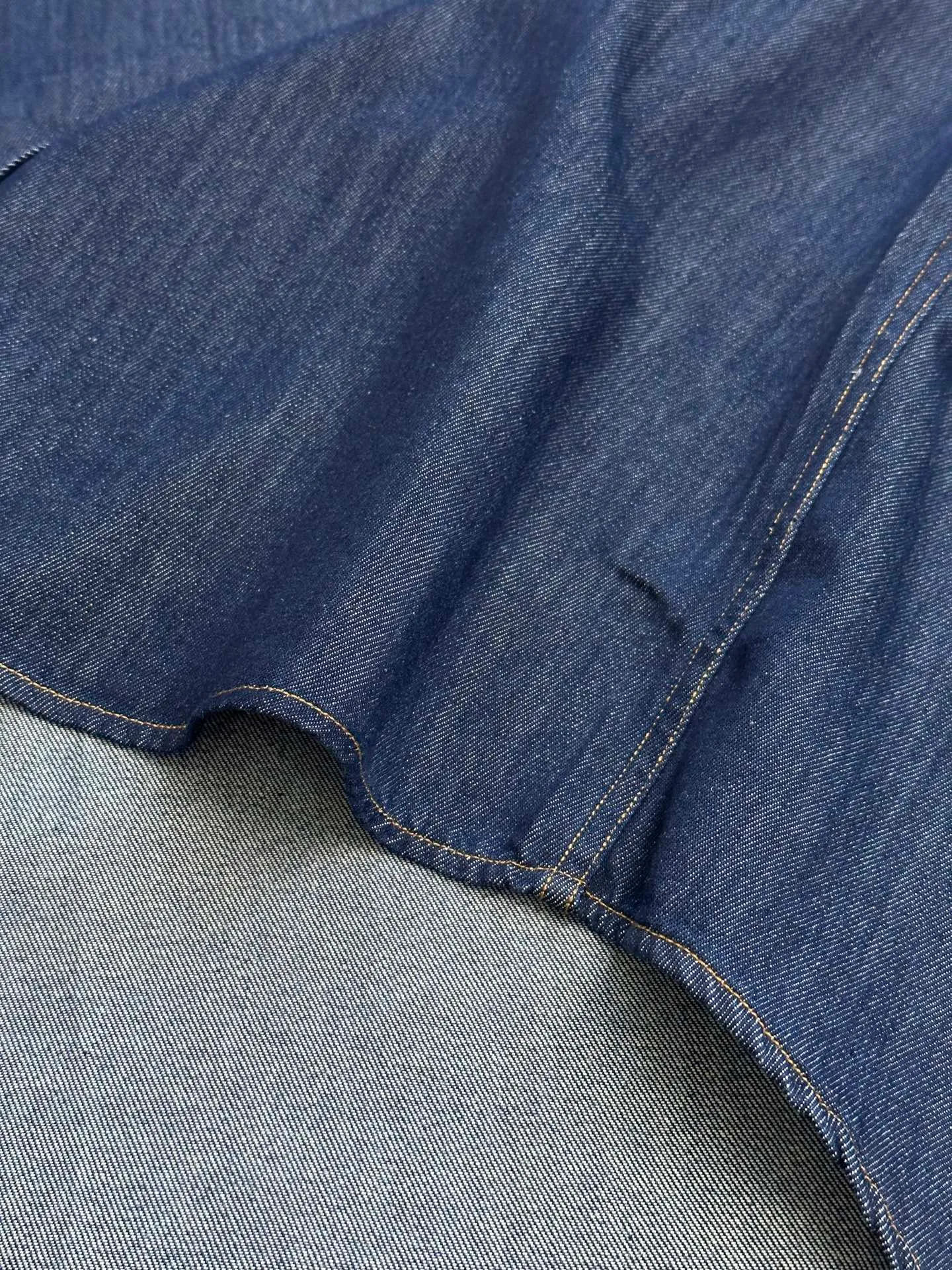 Ami Paris embroidered denim shirt is made of custom-made fermented denim material, with a deep twilight blue as the background color. It is pure and rich, with a golden brown heart on the chest. It is small but eye-catching, injecting agility and elegance into the tough denim. Using imported machine embroidery technology, advanced computer control systems and precision mechanical components, Ami love embroidery operations are realized. Using fried sand hand-rubbing technology, the surface of the denim material will be naturally faded and worn by processing on the sand-fried sand machine. Then, special tools are used to physically damage the surface of the denim material by hand, maintaining the original texture and details while increasing its uniqueness. Stir-fried snowballs, fried salt, specially prepare the corresponding solution, add a certain amount of dye, soak the denim material in it to absorb the solvent, and then scrub and dry it to further fade and oxidize it. size：s m l xl